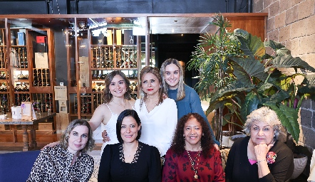   Margot Uria, Coqui Medina, María Uria, Edai Ibáñez, Beatriz Uria, Francisca Méndez y Diana Acosta.