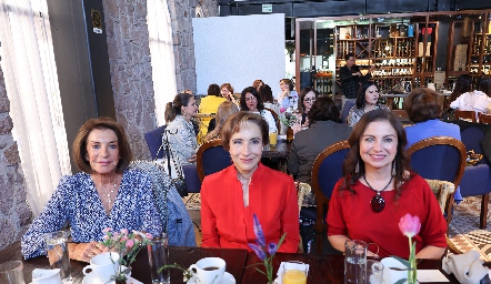  Martha Elena Espinoza, Patricia de la Rosa y Martha Elena Aguilar de la Fuente.
