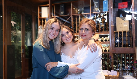  María Uria, Margot Uria y Coqui Medina.