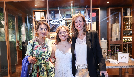  Lourdes Bustos de Mendoza, Margot Uria y Mitchell Mendoza.