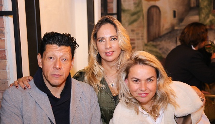  Gabriel Zárate, Synthia González y Monserrat Torres.