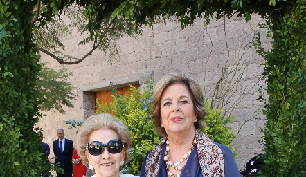  Carmen Foyo y Josefina Güemes.