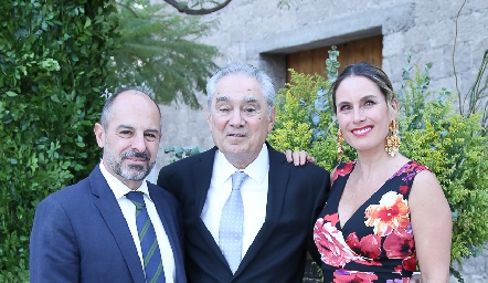  Antonio Macías, Víctor Manuel Mier y Terán y Ana Macías.
