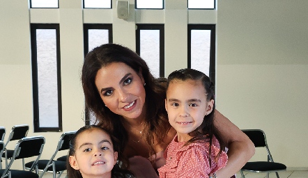  Fer Castillo y sus hijas María Pía y Macarena.