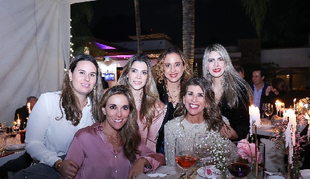  Isa López, Imelda Martínez, Mariana Berrones, Dani Llano y Sofía Múzquiz.