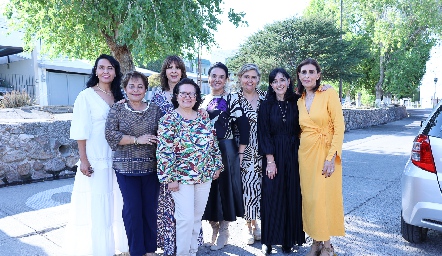 Verónica Cruz, Paola Zamamilpa, Mella Elizalde, Kiquilla, Gina Ress, Aurora García, Marusa Maza, y Sofía Díaz, organizadoras de la reunión de Generación ’86 del Sagrado.