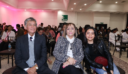  Dr. Juan Armadillo Sánchez, Lucero Morales y Lucero Armadillo