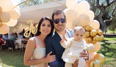  Daniela González y Arturo Hernández con su hijo Jerónimo.