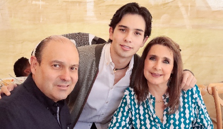  Oscar González y Marisol Hernández con su hijo Diego.