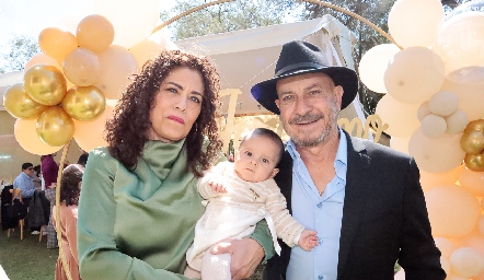  Beatriz y Arturo Hernández con su nieto Jerónimo.