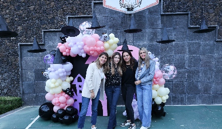  Sofía Múzquiz, Imelda Martínez, Fernanda Castillo y Mariana Berrones, organizadoras de Halloween Party Boo.