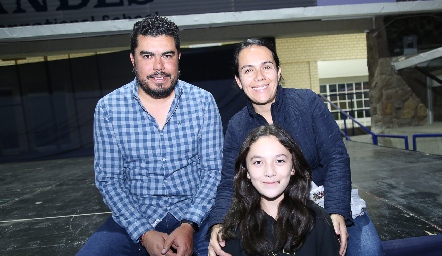  Eric Sánchez, Cecilia Segura y Regina Sánchez
