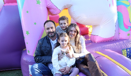  Eduardo Ramos y Priscila González con sus hijos Tomás y Emma.