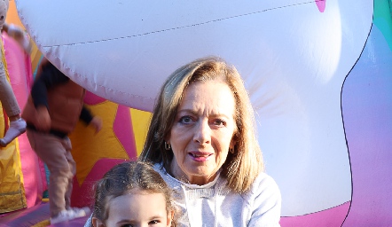  Rosana Benavente y su nieta Emma Ramos.
