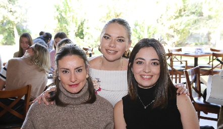  Daniela Kem, Ana Lore Córdova y María Fernanda Contreras.