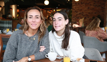  Sandra Salgado y Regina González.