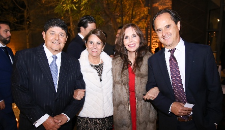 Arturo y Lucía González, Claudia y Raúl Antunes.