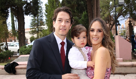  Mauricio Dibildox y Claudia Antunes con su hijo Luca.
