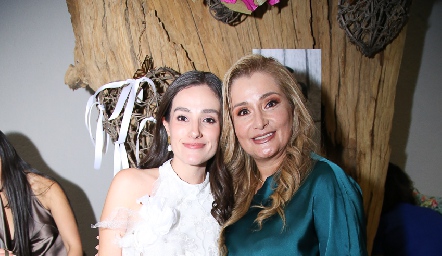  Titi Lomelí con su mamá Silvia Carrillo.