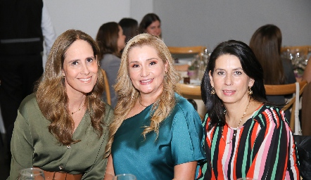  Adriana Pedroza, Silvia Carrillo y Rebeca Castillo.