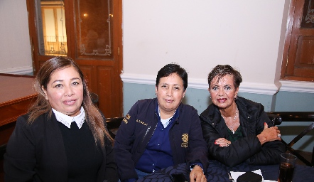  Claudia, Alma y Marilú.