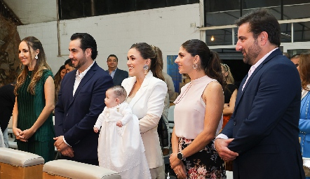 Alenca con sus papás y padrinos.