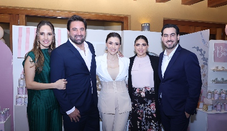  Alenca con sus papás y padrinos, María Paula Hernández, Federico Ueltschi, María José Hernández, Nuria Hernández y Gerardo Chevaile.