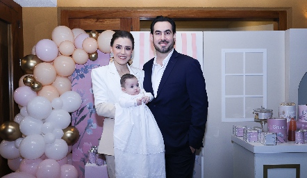  María José Hernández y Gerardo Chevaile con su hija Alenca Chevaile Hernández.