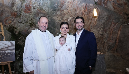 Padre Fernando, María José Hernández y Gerardo Chevaile con Alenca.