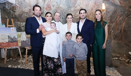  Federico Ueltschi, Nuria Hernández, Padre Fernando, María José Hernández, Gerardo Chevaile, María Paula Hernández, Patricio y Santiago Ueltschi con Alenca.