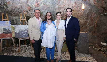  Gerardo Chevaile, Silvia Chevaile, María José Hernández y Gerardo Chevaile con Alenca.