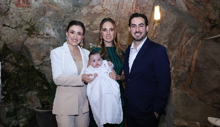  María José Hernández, María Paula Hernández y Gerardo Chevaile con Alenca.