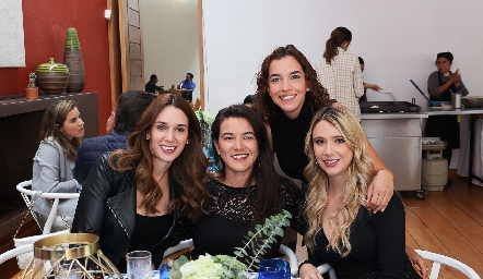  María Stevens, Regina González, Montse Villanueva y Elena Pérez .
