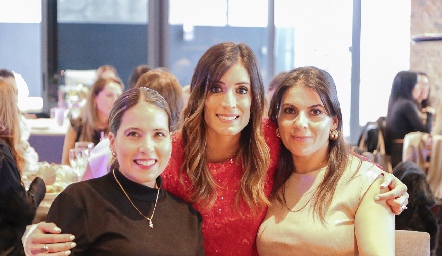  Cristina Kasis, Fernanda Torres y Abeer.