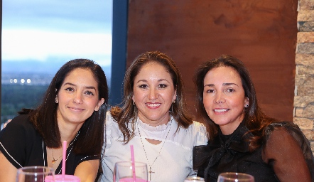  Ana Rosa Guerra, Laura Pérez y María Canales.
