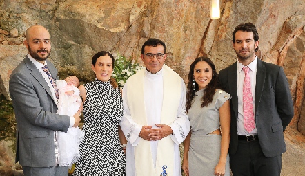  Sergio Madrigal, María Domínguez, Padre Chava, Sofía Díaz de León y Ricardo Torres con María Sofía.