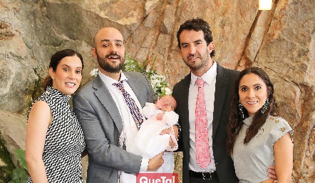  María Domínguez, Sergio Madrigal, Ricardo Torres y Sofía Díaz de León con María Sofía.