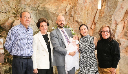  María Sofía con sus papás y abuelos Ernesto Madrigal, Martha Torres, Sergio Madrigal, María Domínguez y Rosa Martha Portales.