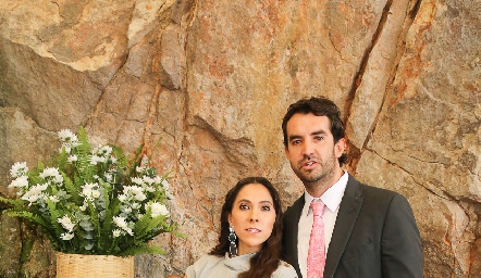  Sofía Díaz de León y Ricardo Torres con su ahijada María Sofía.