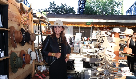  Cristina Villalobos.
