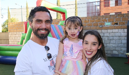  Gerardo González y María José Ascanio con su hija María Inés.