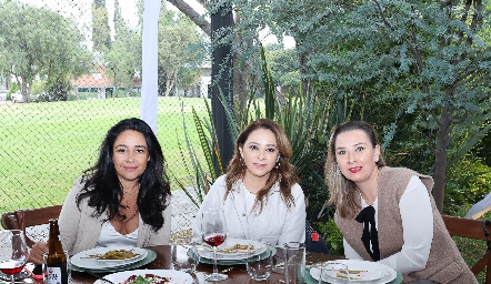  Martha Igueravide, Jessica Méndez y Jannet.