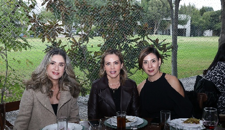  Lilian Dorador, Cynthia Aguilera y Lucrecia del Villar.