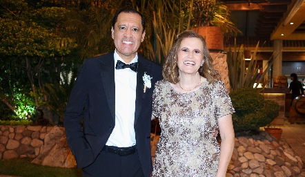  Armando Ricavar y María Elena Scanlan, papás de la novia.