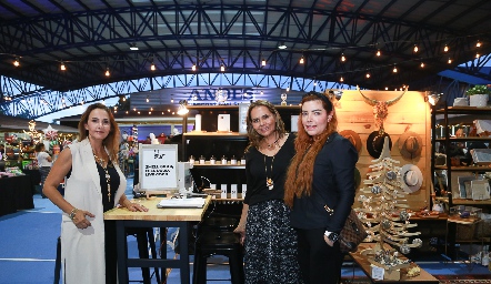  Cristina y Toyita Villalobos y Tania Ruela.