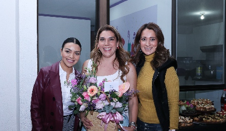 Angie Ruiz, Alejandra Jiménez y Queta Barberena.