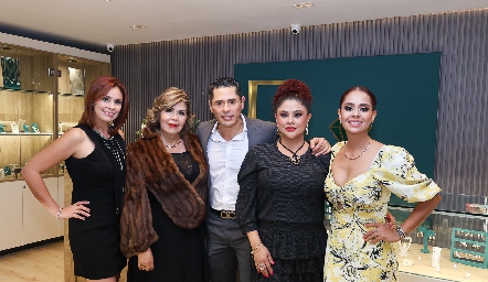 Mari Toña Flores, María Antonieta Zapata, Rubén Flores, Yazmín Flores y Tania Flores.