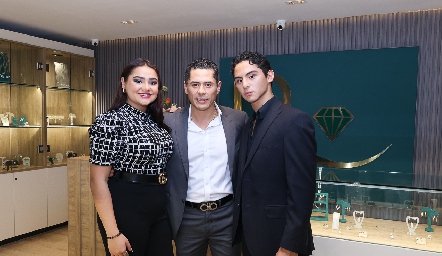  Victoria Flores, Rubén Flores y Rubén Jr.