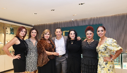  Mari Toña Flores, Carla Flores, María Antonieta Zapata, Rubén Flores, Ginny Campos, Yazmín Flores y Tania Flores.