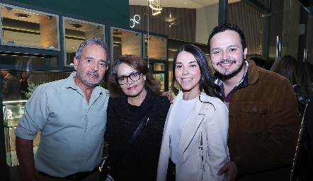  Gabriel Campos, Esperanza Núñez, Alma García y Christian Campos.